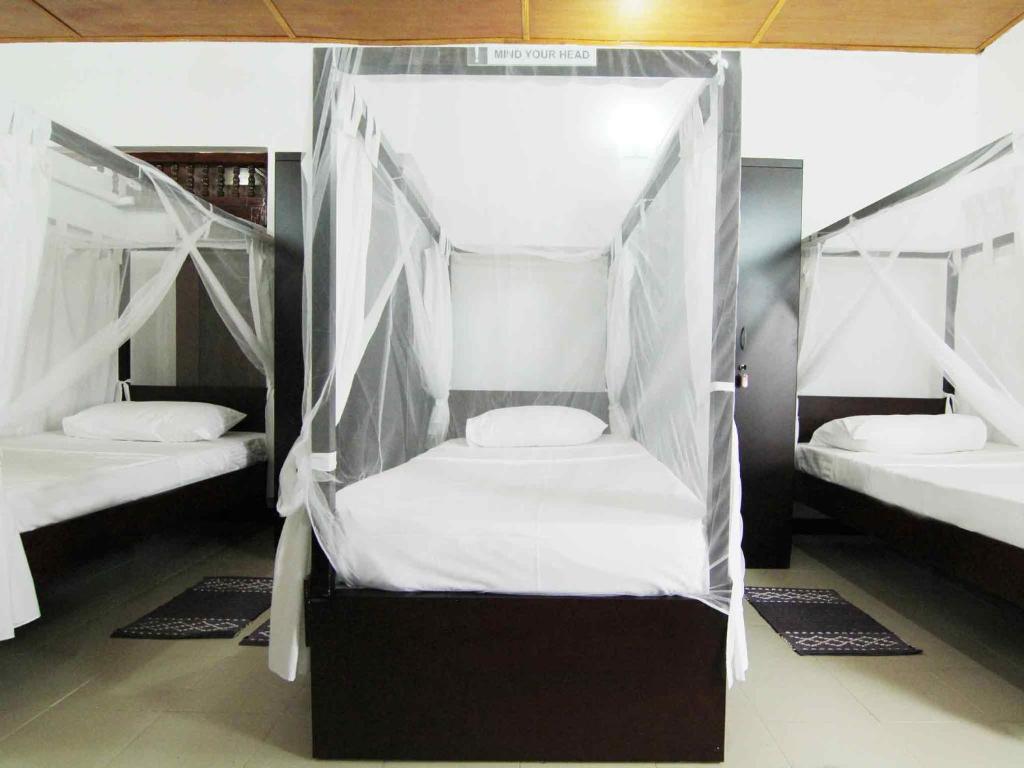 Postel nebo postele na pokoji v ubytování 2in1 Kandy Hostel