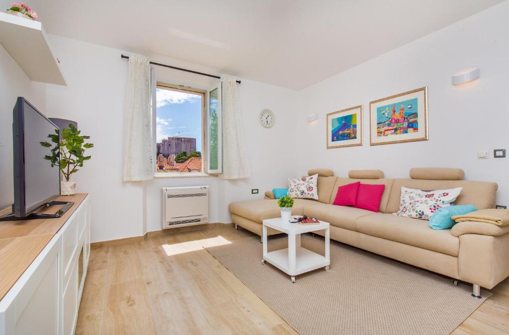 - un salon avec un canapé et une télévision dans l'établissement Porta Apartments by Irundo, à Dubrovnik