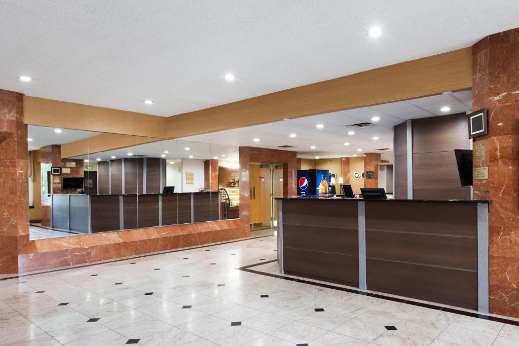 Vstupní hala nebo recepce v ubytování Ramada by Wyndham Newburgh/West Point