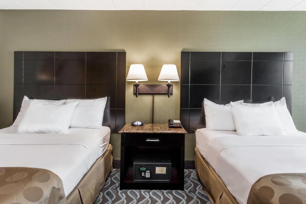 Postel nebo postele na pokoji v ubytování Ramada by Wyndham Newburgh/West Point