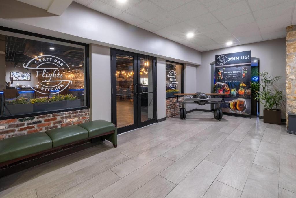 a waiting room at a fast food restaurant at Wyndham Indianapolis Airport in Indianapolis