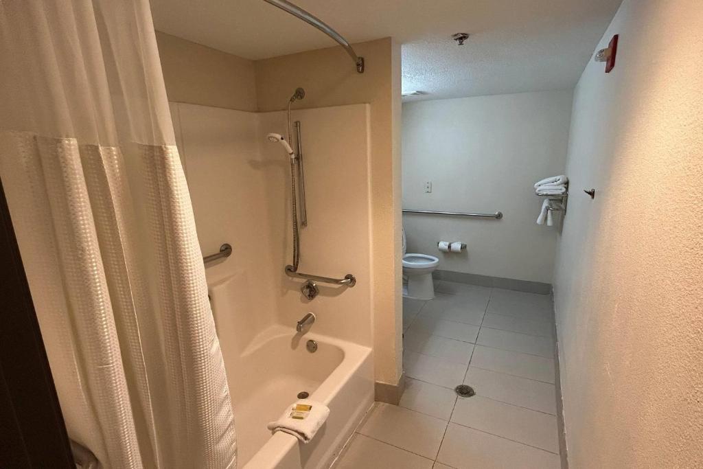 Travelodge by Wyndham Arlington/Dallas Area - Habitación Con Cama Grande - Accesible