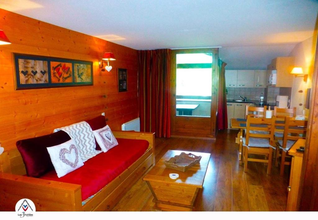 un salon avec un canapé et une salle à manger dans l'établissement Les 3 Vallées Apartment, à Brides-les-Bains