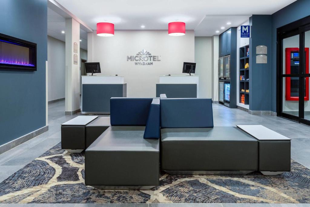 Una televisión o centro de entretenimiento en Microtel Inn & Suites by Wyndham Mont Tremblant