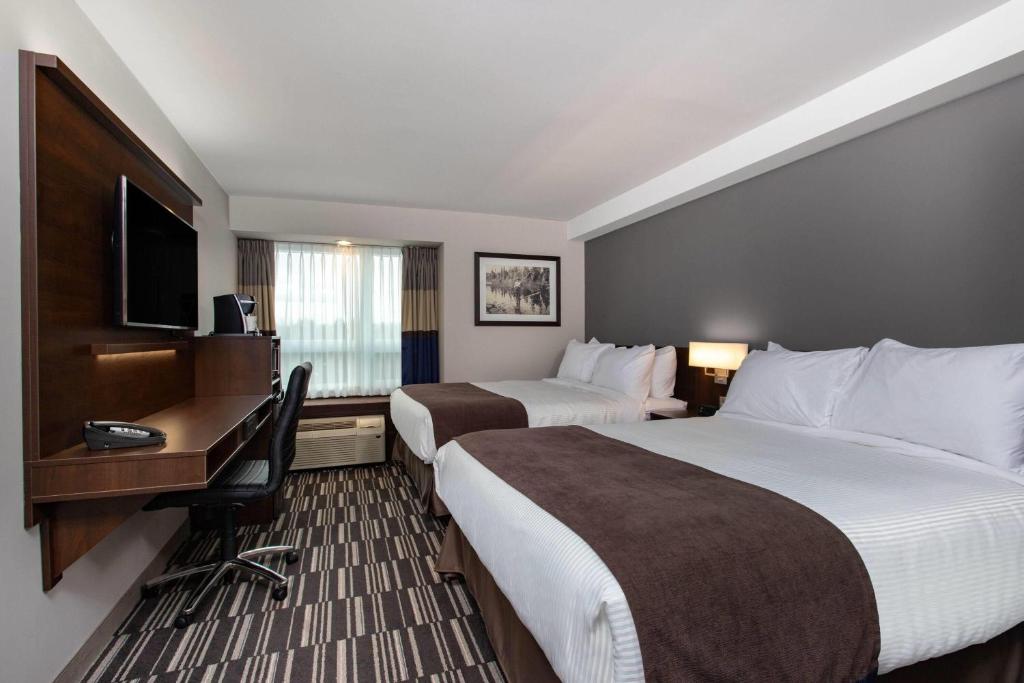 Una cama o camas en una habitación de Microtel Inn & Suites by Wyndham Mont Tremblant