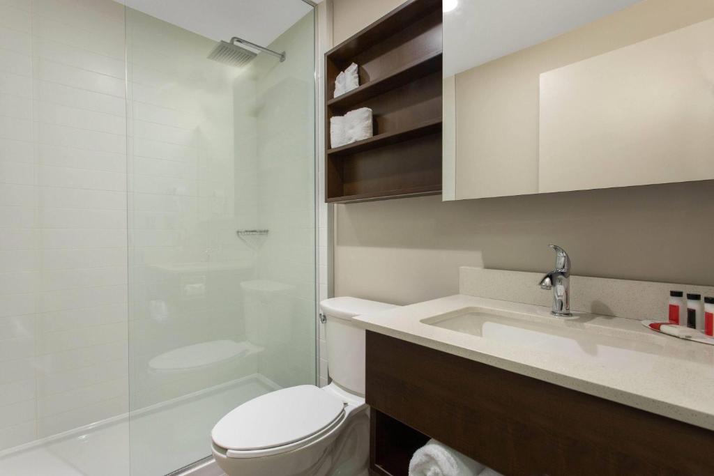 Un baño de Microtel Inn & Suites by Wyndham Mont Tremblant