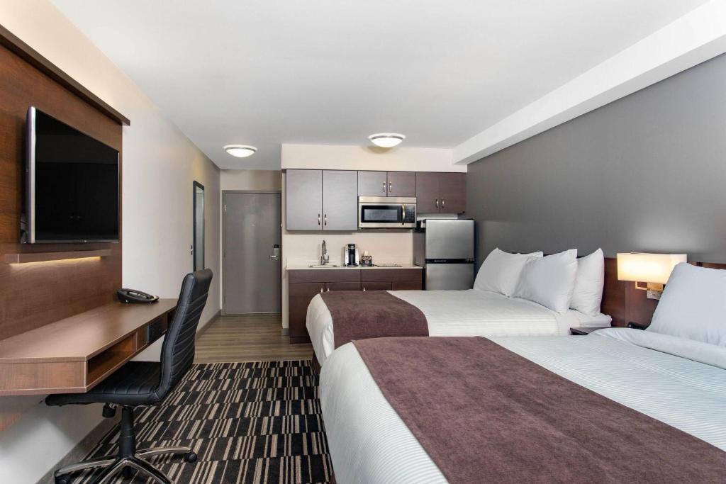 Una cama o camas en una habitación de Microtel Inn & Suites by Wyndham Mont Tremblant