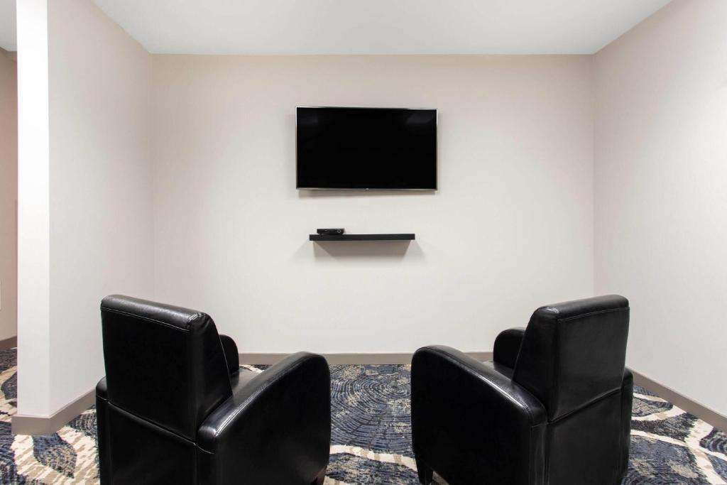Una televisión o centro de entretenimiento en Microtel Inn & Suites by Wyndham Mont Tremblant