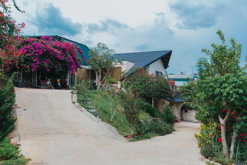 a house with flowers on the side of a road at Laca homestay in Gia Nghĩa