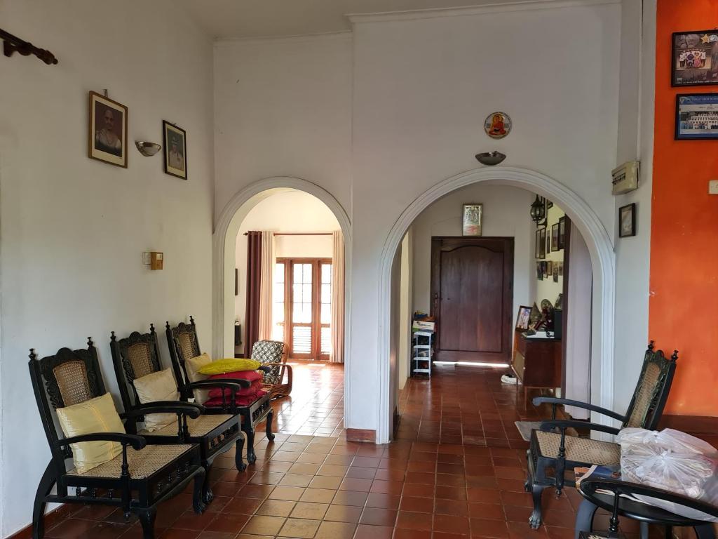 Posezení v ubytování Wagi Villa & Hostel " Free pickup from kandy"
