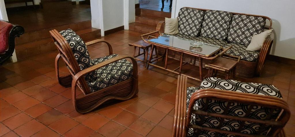 Posezení v ubytování Wagi Villa & Hostel " Free pickup from kandy"