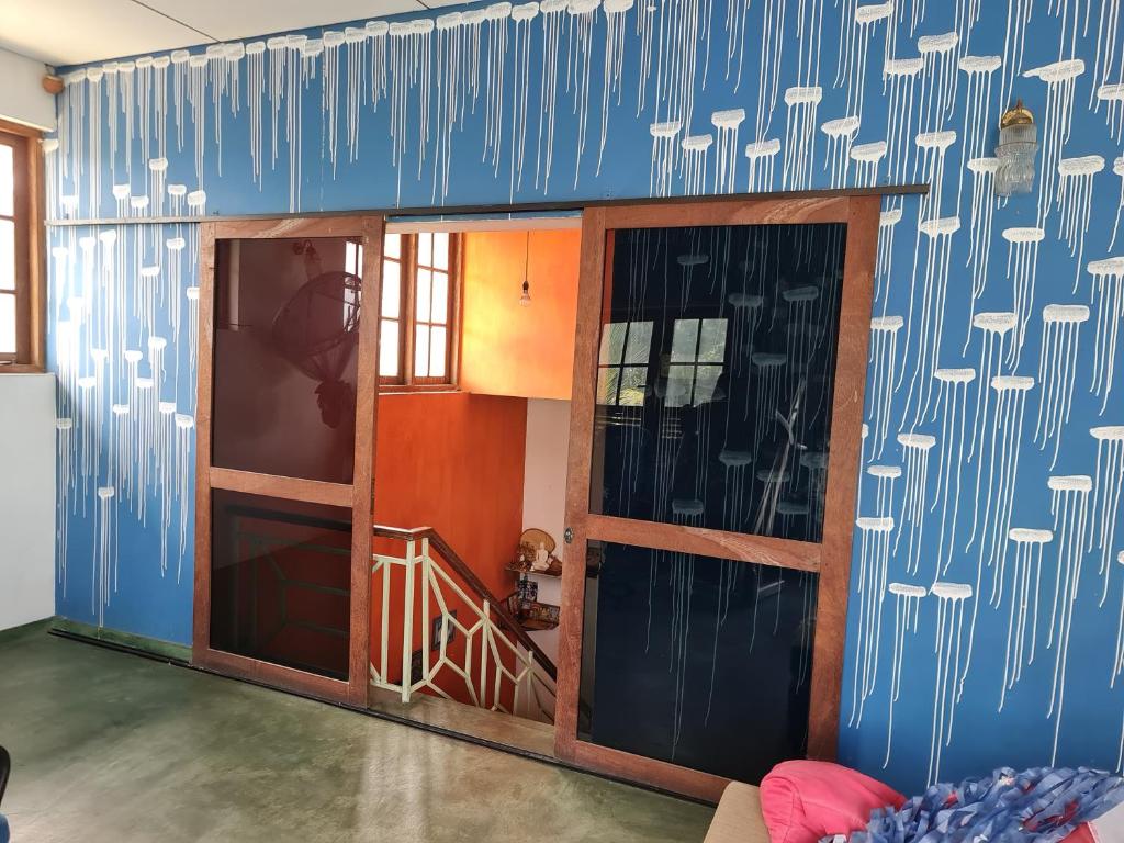 Posezení v ubytování Wagi Villa & Hostel " Free pickup from kandy"