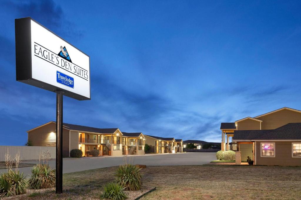 Certifikát, hodnocení, plakát nebo jiný dokument vystavený v ubytování Eagle's Den Suites Andrews a Travelodge by Wyndham