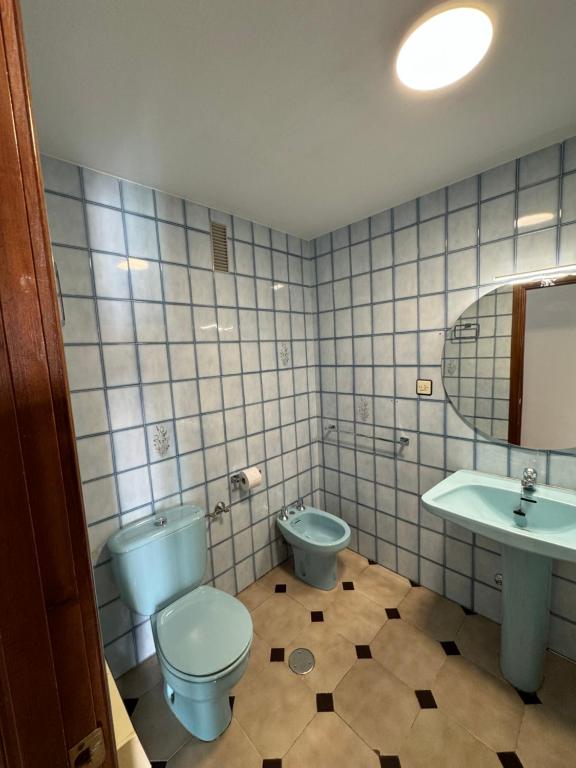 un baño con inodoro y lavabo en Apartamento N IV La Carolina Jaén, en La Carolina