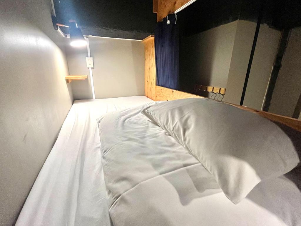 Postel nebo postele na pokoji v ubytování Wasabi Mita Hotel