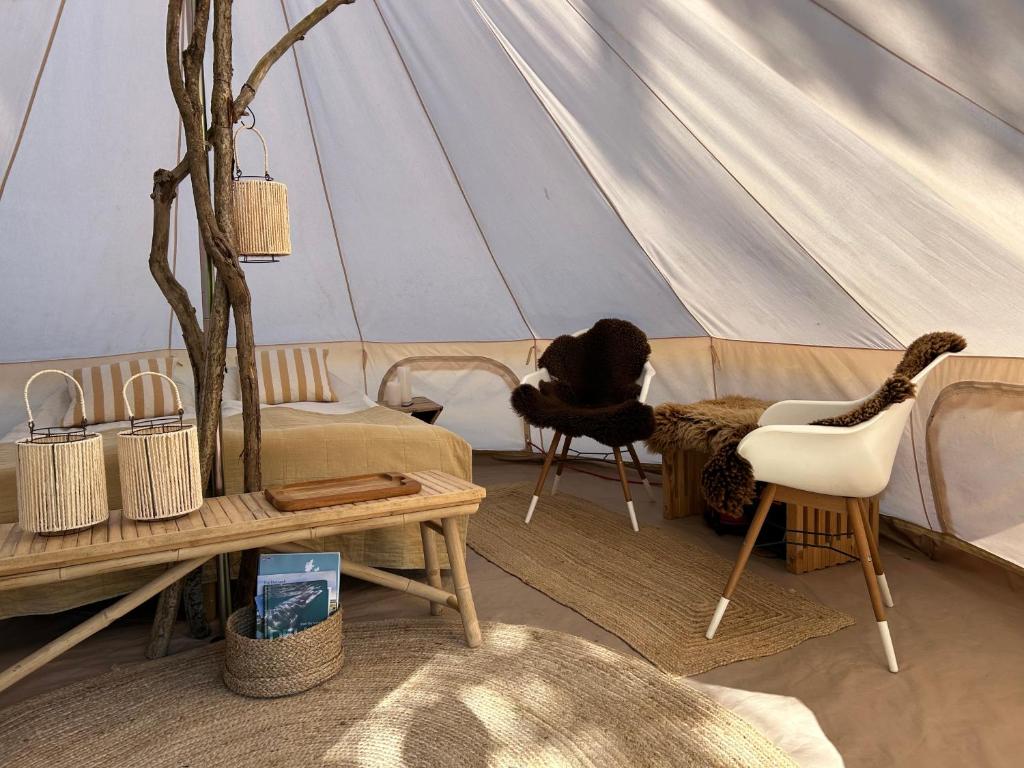Posezení v ubytování Cozy Garden Glamping