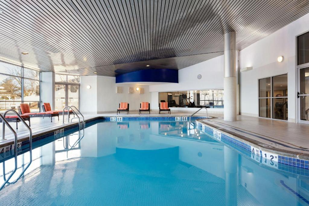 Bazén v ubytování Delta Hotels by Marriott Woodbridge nebo v jeho okolí