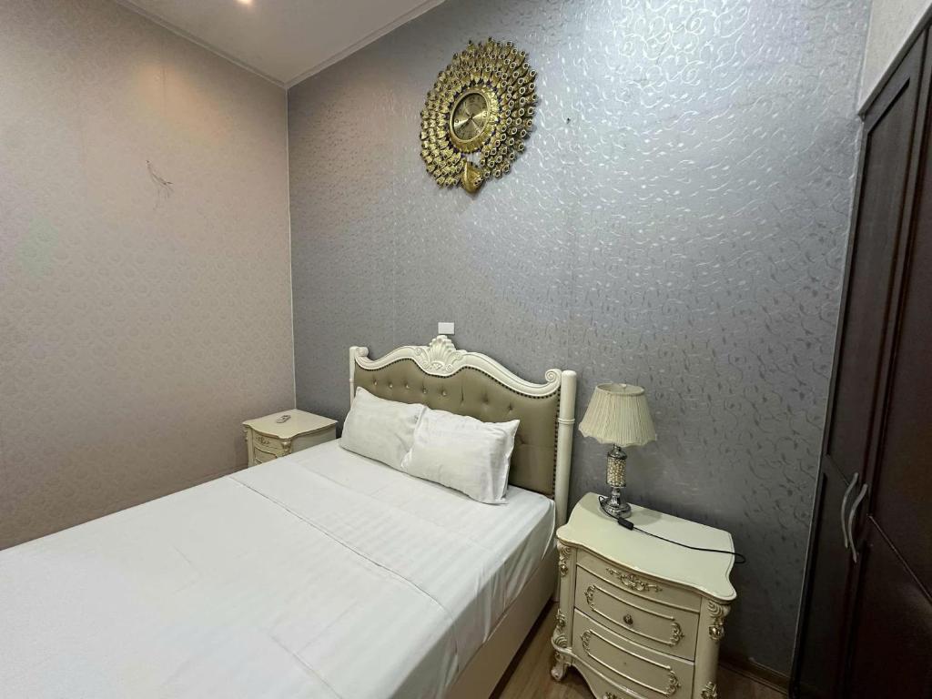 Postel nebo postele na pokoji v ubytování Hanoi 0riental Hotel