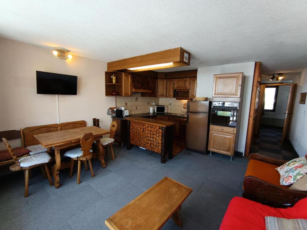 une cuisine avec une table et une salle à manger dans l'établissement Résidence Praya - Appartement en front de neige - Face aux pistes MAE-8533, à Montgenèvre