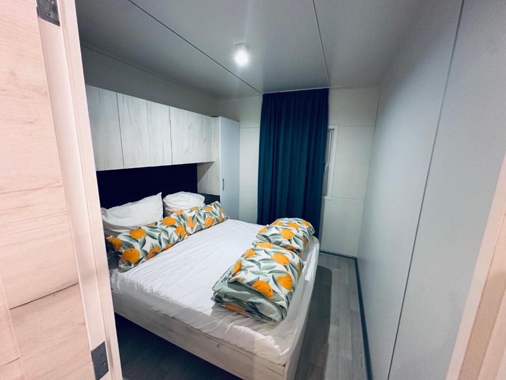 a small bedroom with a bed in a room at Mobile home sunshine in Drage