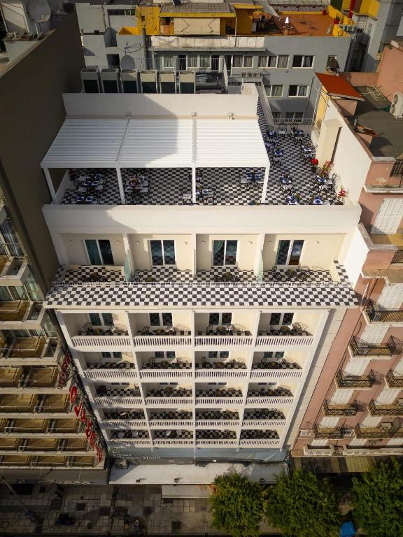 una vista aérea de un edificio de apartamentos con balcones en The Oscar Olympic Hotel, en Tesalónica