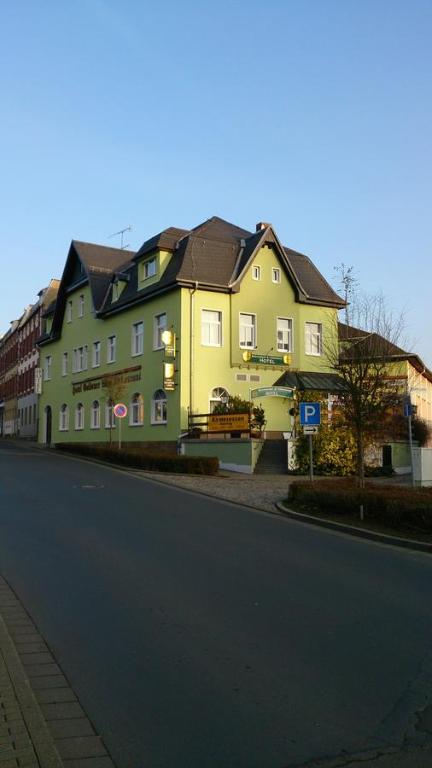 een groot geel gebouw aan de straatkant bij Goldener Löwe Triebes in Triebes
