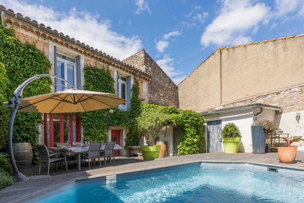 Bazén v ubytovaní Maison de Vacances 8 à 15 pers à proximité du Canal du Midi alebo v jeho blízkosti