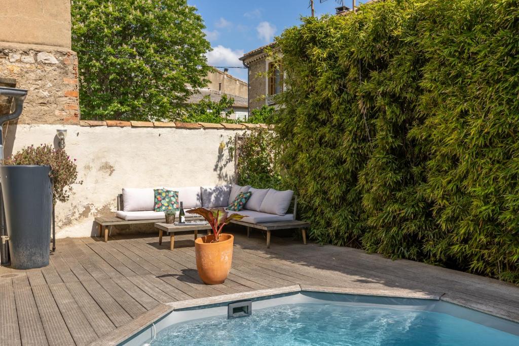 Bazén v ubytovaní Maison de Vacances 8 à 15 pers à proximité du Canal du Midi alebo v jeho blízkosti