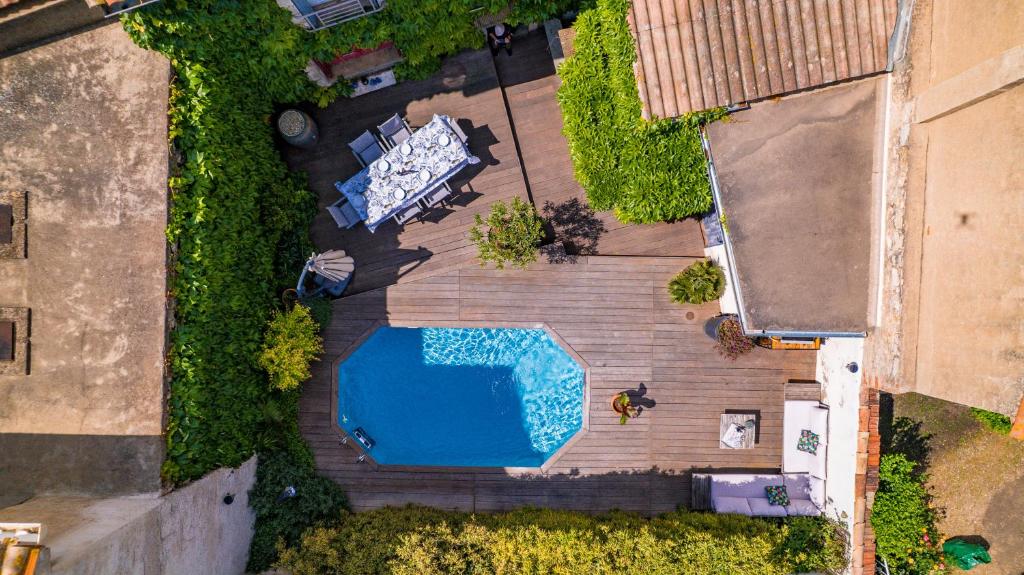 Bazén v ubytovaní Maison de Vacances 8 à 15 pers à proximité du Canal du Midi alebo v jeho blízkosti