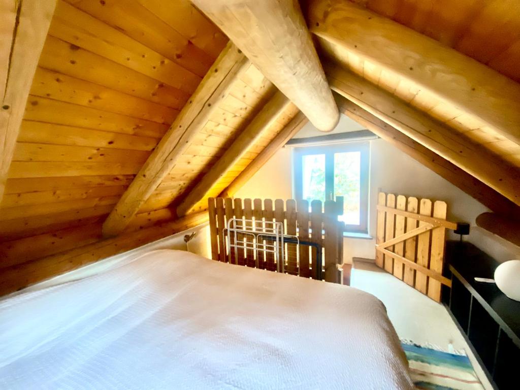 Postel nebo postele na pokoji v ubytování Rustico dans charmant hameau vue lac Verzasca