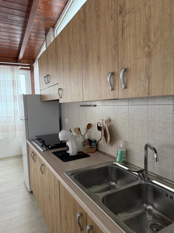 una cocina con fregadero y encimera en Dimora Carmela, en Torre Santa Sabina