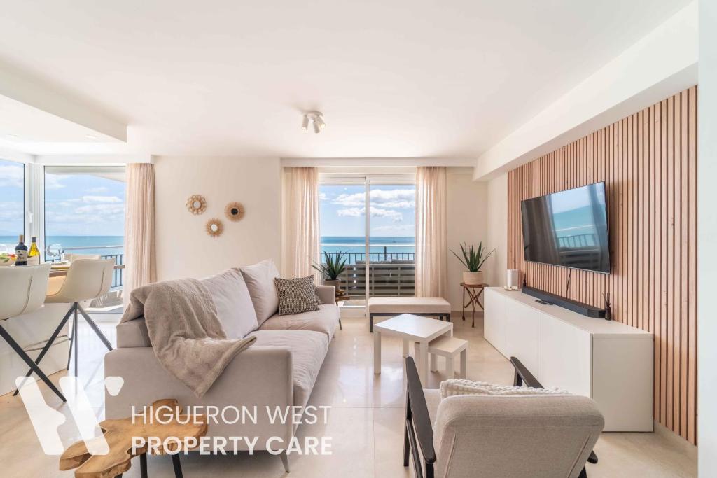 Casa Niza - 3-Bedroom Beachfront Apartment, Carvajal Beach, Fuengirola