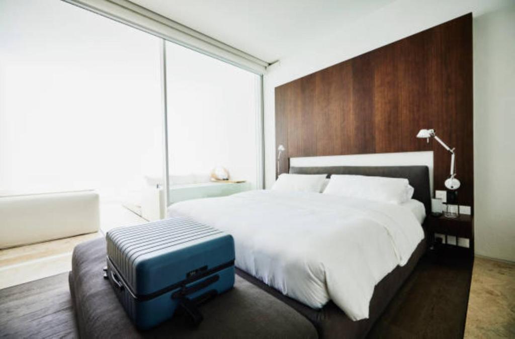 Postel nebo postele na pokoji v ubytování EL DE Olive Aero Suites Near Delhi Airport