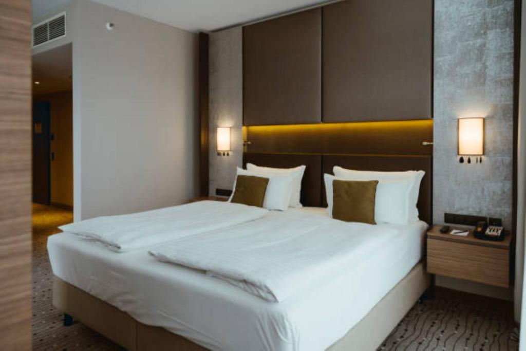 Postel nebo postele na pokoji v ubytování EL DE Olive Aero Suites Near Delhi Airport