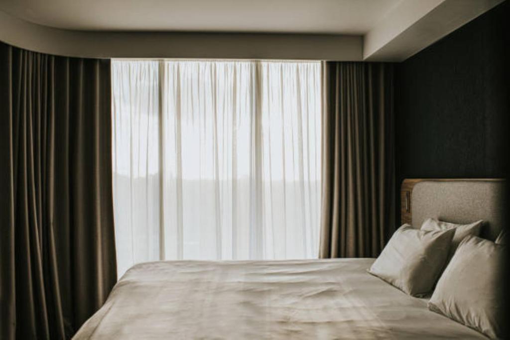 Postel nebo postele na pokoji v ubytování EL DE Olive Aero Suites Near Delhi Airport