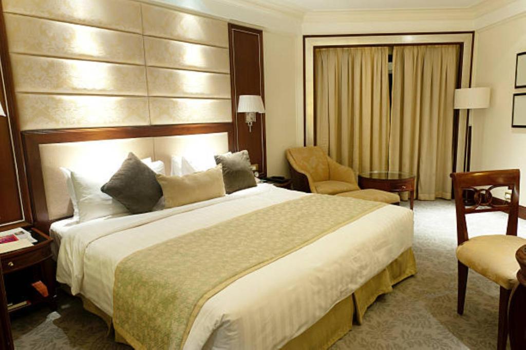 Postel nebo postele na pokoji v ubytování EL DE Olive Aero Suites Near Delhi Airport