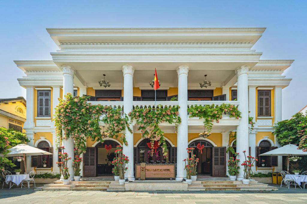 Tòa nhà nơi khách sạn tọa lạc