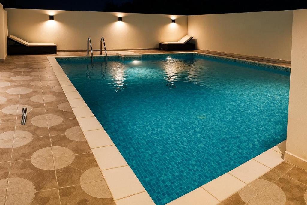 una piscina con acqua blu in un edificio di Saraya Palace Hotel a Doha
