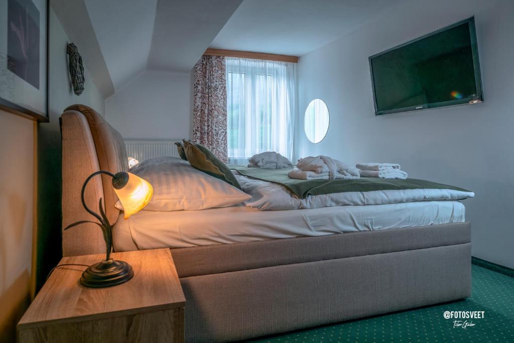 Postel nebo postele na pokoji v ubytování Wellness Penzion Zora Family