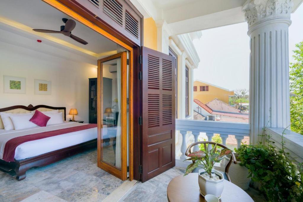 Postel nebo postele na pokoji v ubytování Hoian Central Hotel