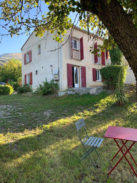 une table et une chaise devant le bâtiment dans l'établissement Chez Mirella, à Tartonne