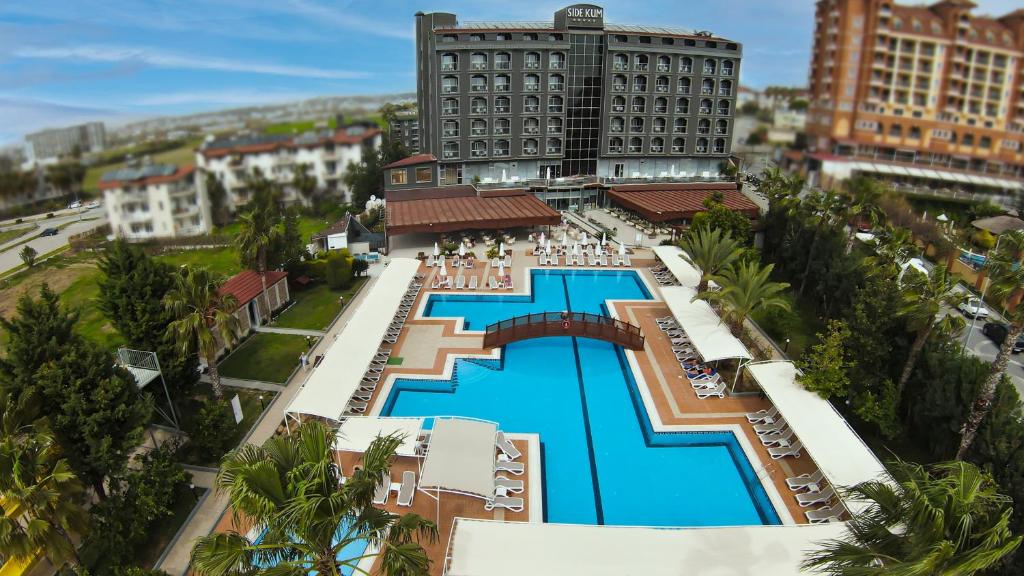 Bazén v ubytování Side Kum Hotel nebo v jeho okolí