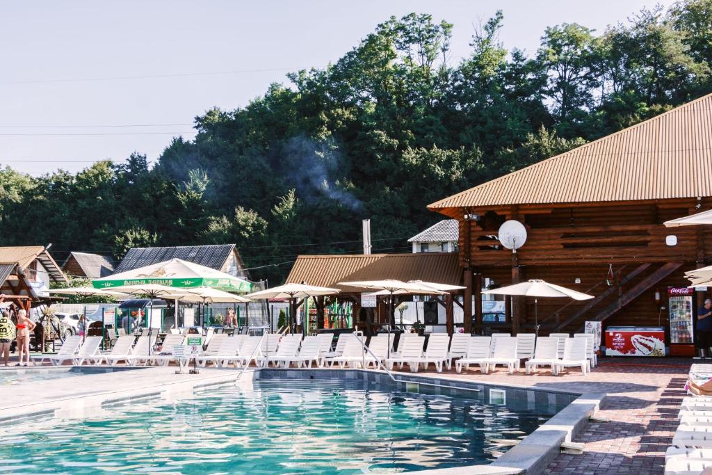 Bazén v ubytování Hotel BILYI AIST nebo v jeho okolí