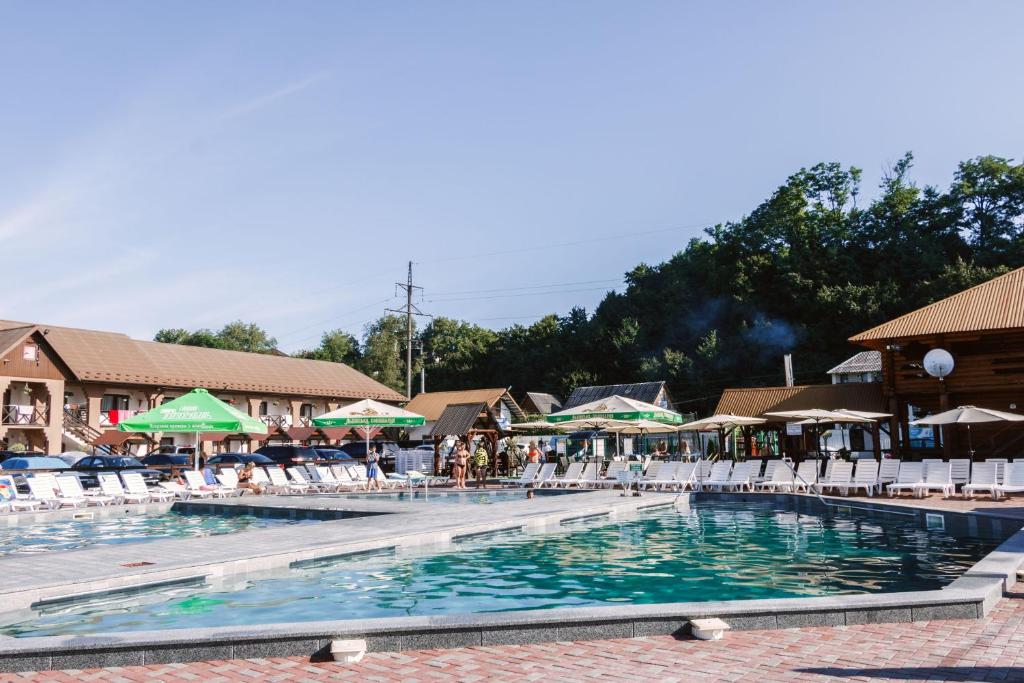Bazén v ubytování Hotel BILYI AIST nebo v jeho okolí