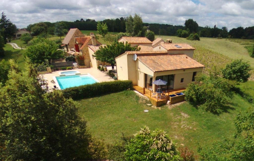 Domaine de l homme في Saint-Vincent-le-Paluel: منظر جوي لمنزل به حوض سباحة