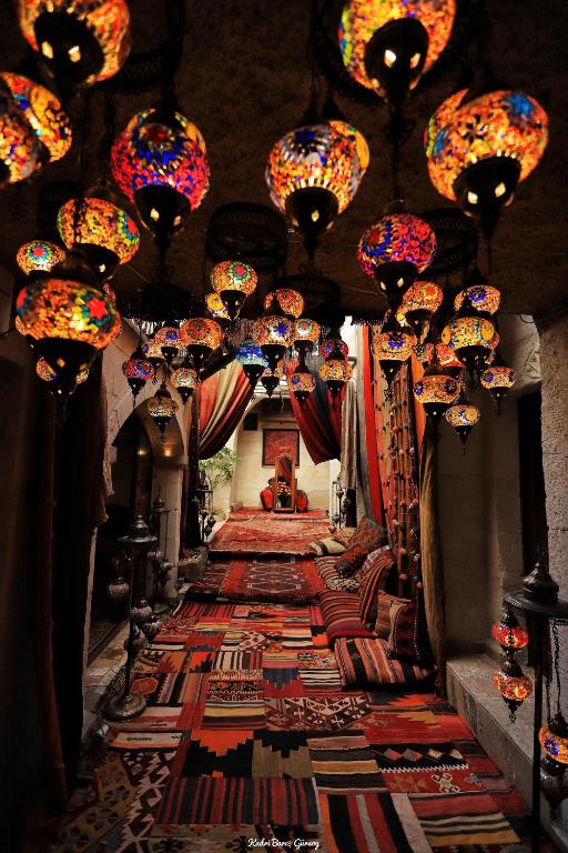 Un pasillo con muchos candelabros y muchas luces. en Hanzade Cappadocia, en Göreme
