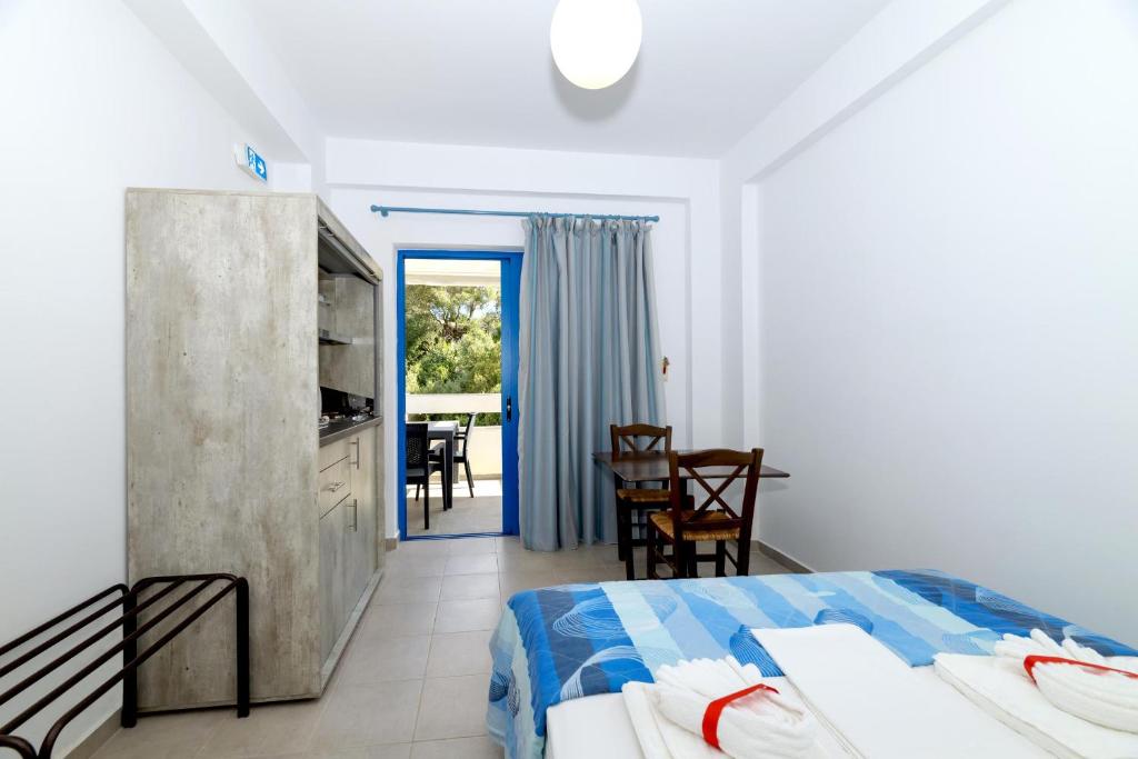 Posteľ alebo postele v izbe v ubytovaní Mikro Nisi Studios & Apartments