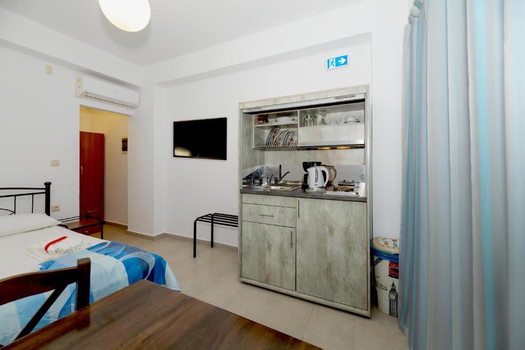 Kuchyňa alebo kuchynka v ubytovaní Mikro Nisi Studios & Apartments
