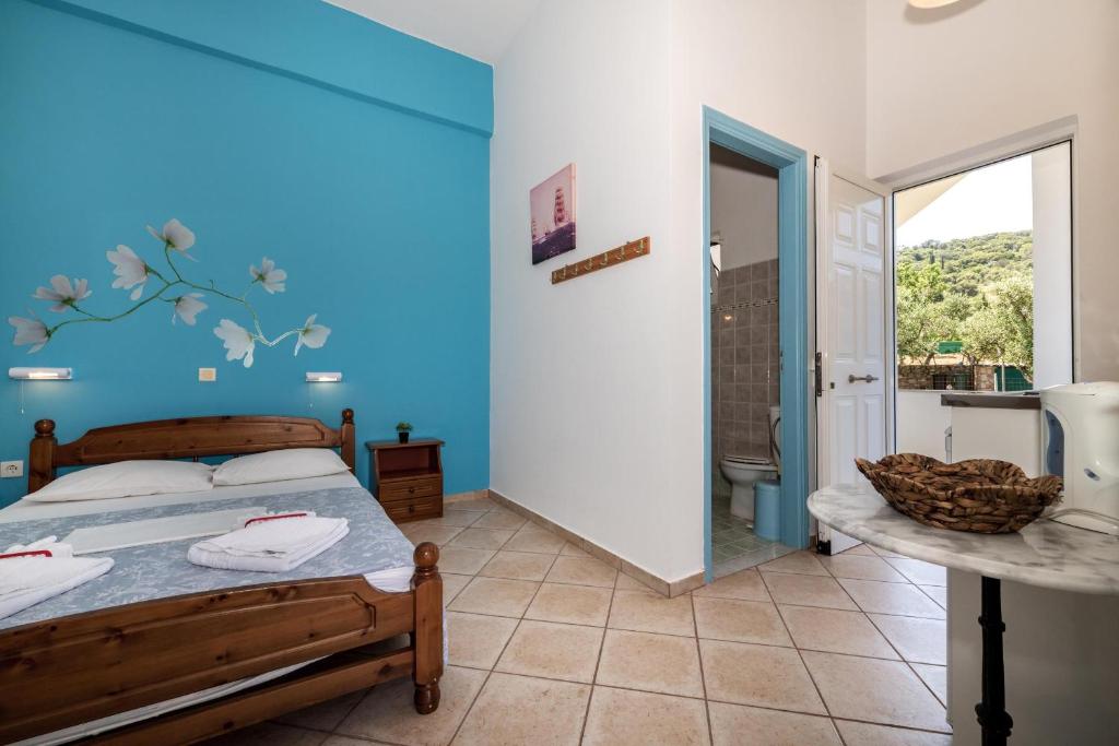 Posteľ alebo postele v izbe v ubytovaní Mikro Nisi Studios & Apartments