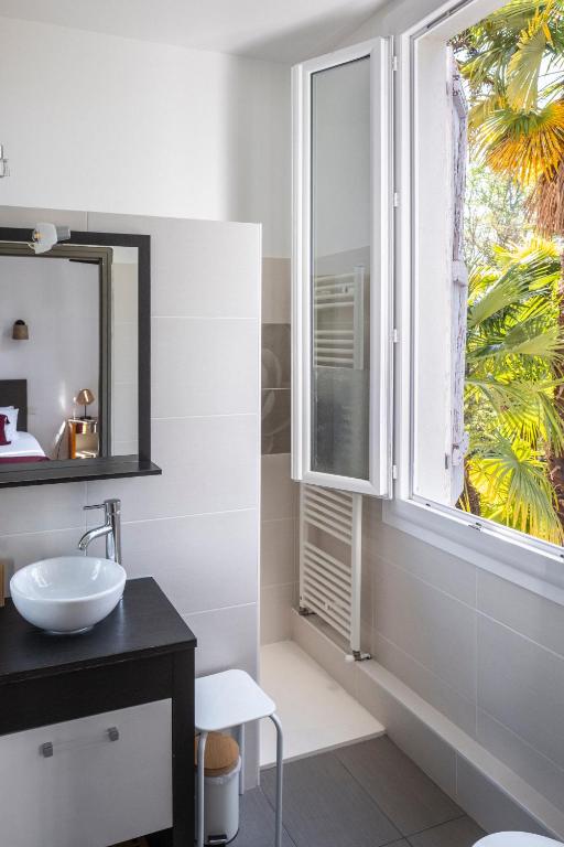 Maison Tournesol Massages Pau Jurançon - Chambre Double Avec Vue Sur Piscine